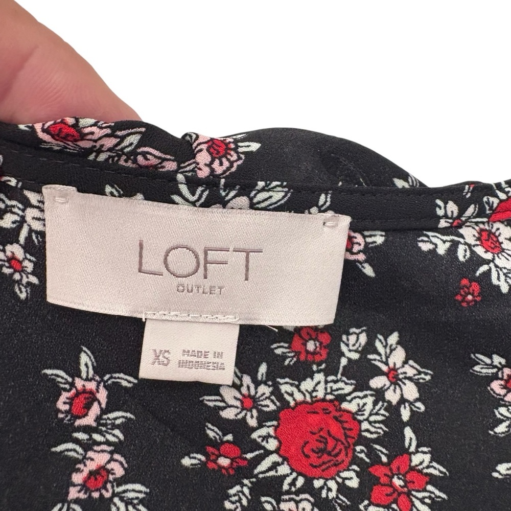LOFT Ruffle Floral Black / Red Blouse Size XS — BEAUTIFUL!!! - Picture 8 of 9